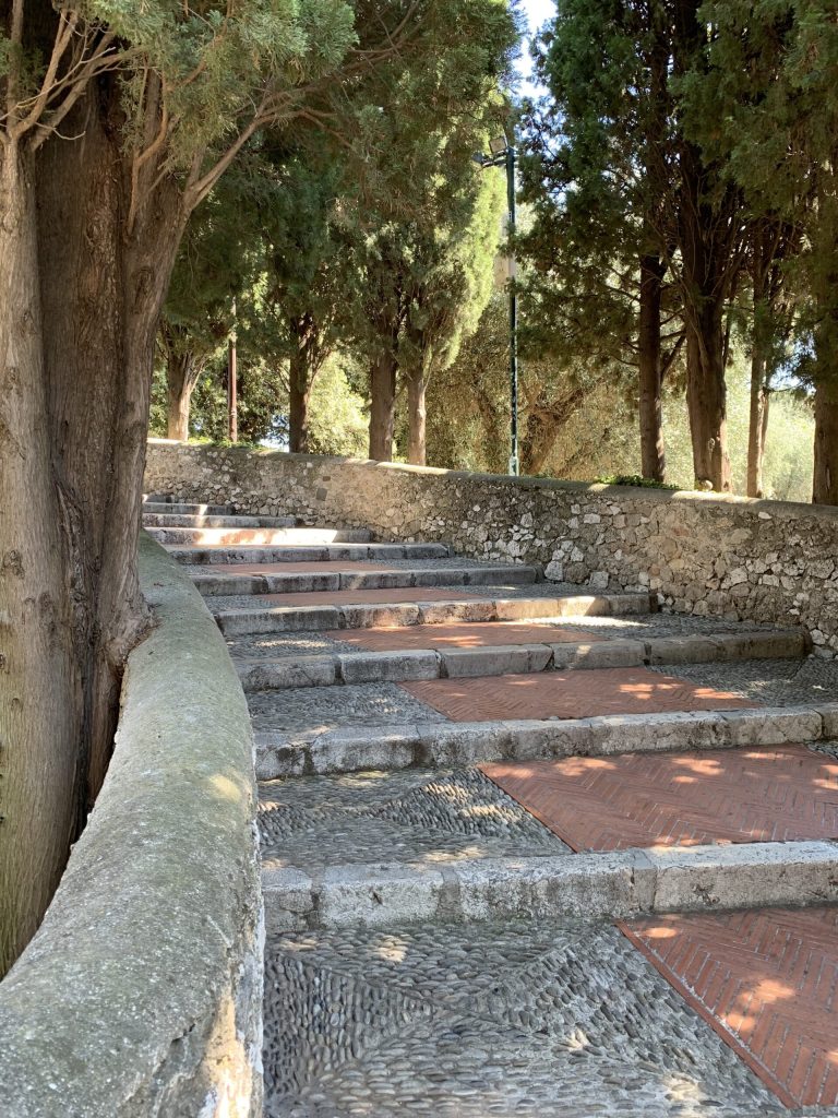 Schody prowadzące do franciszkańskiego klasztoru w Cimiez.