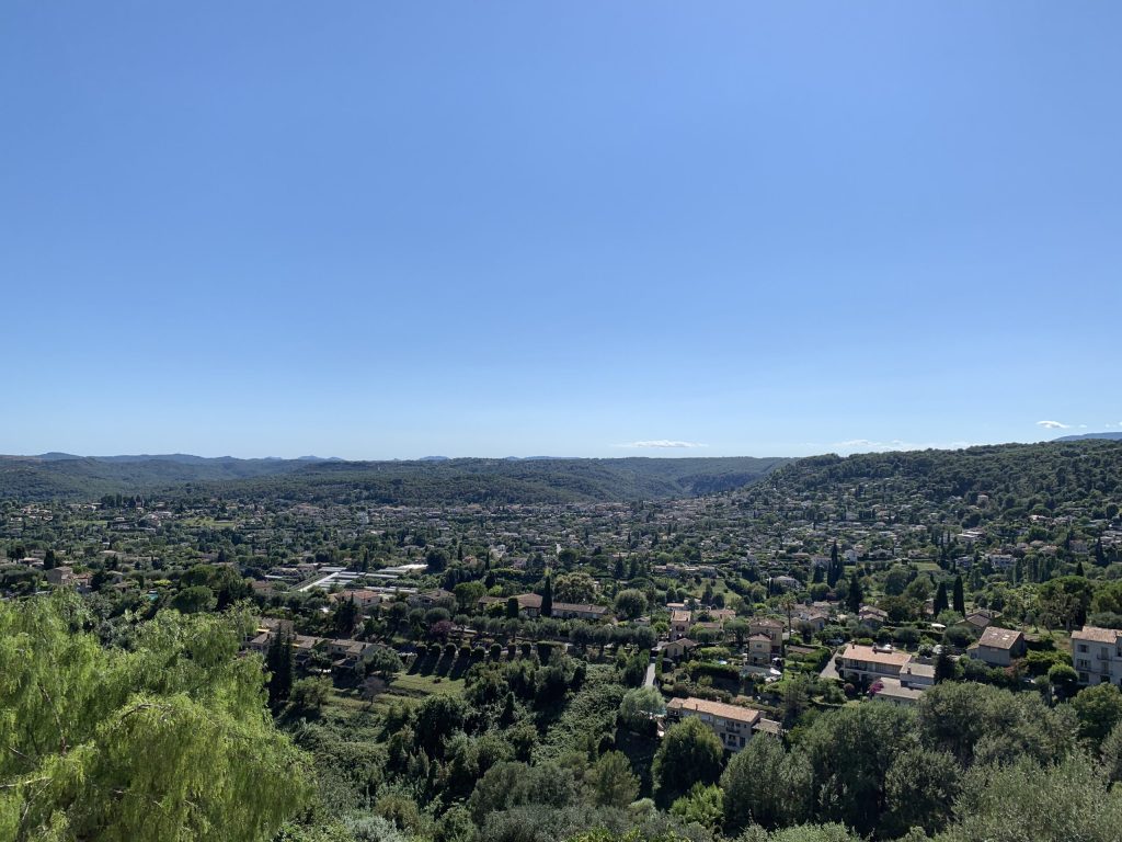 Widok z ulokowanego na wzgórzu miasteczka Saint-Paul-de-Vence.