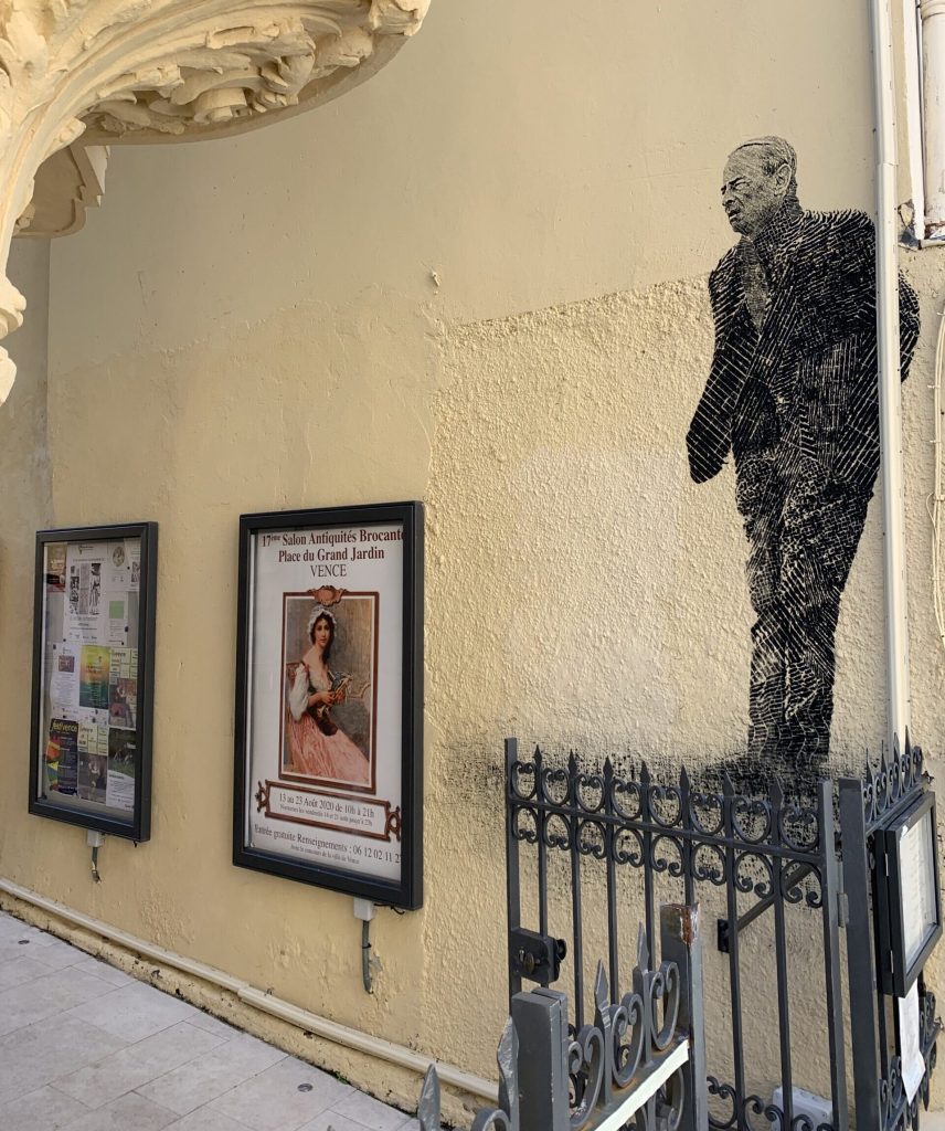Mural przedstawiający Witolda Gombrowicza na ścianie budynku sąsiadującego z Willą Alexandrine w Vence, w której pisarz mieszkał w latach 1964-1969.
