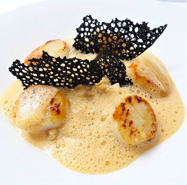 Przegrzebki serwowane w restauracji La Langouste w Nicei. Fotografia pochodzi z Instagramu restauracji https://www.instagram.com/lalangoustenice/