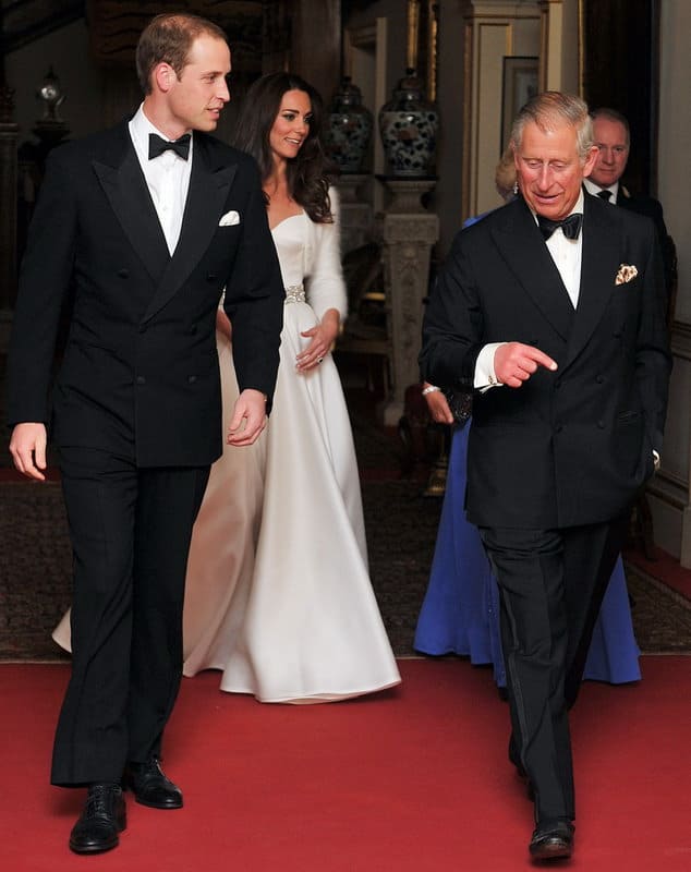 Książę Karol w eskarpinach. Książę William ma poszetkę w kolorze białym, książę Karol - we wzory. Źródło zdj. Gentleman’s Gazzete.