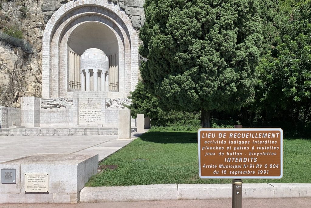 Tablica przy Monuments aux Morts w Nicei.