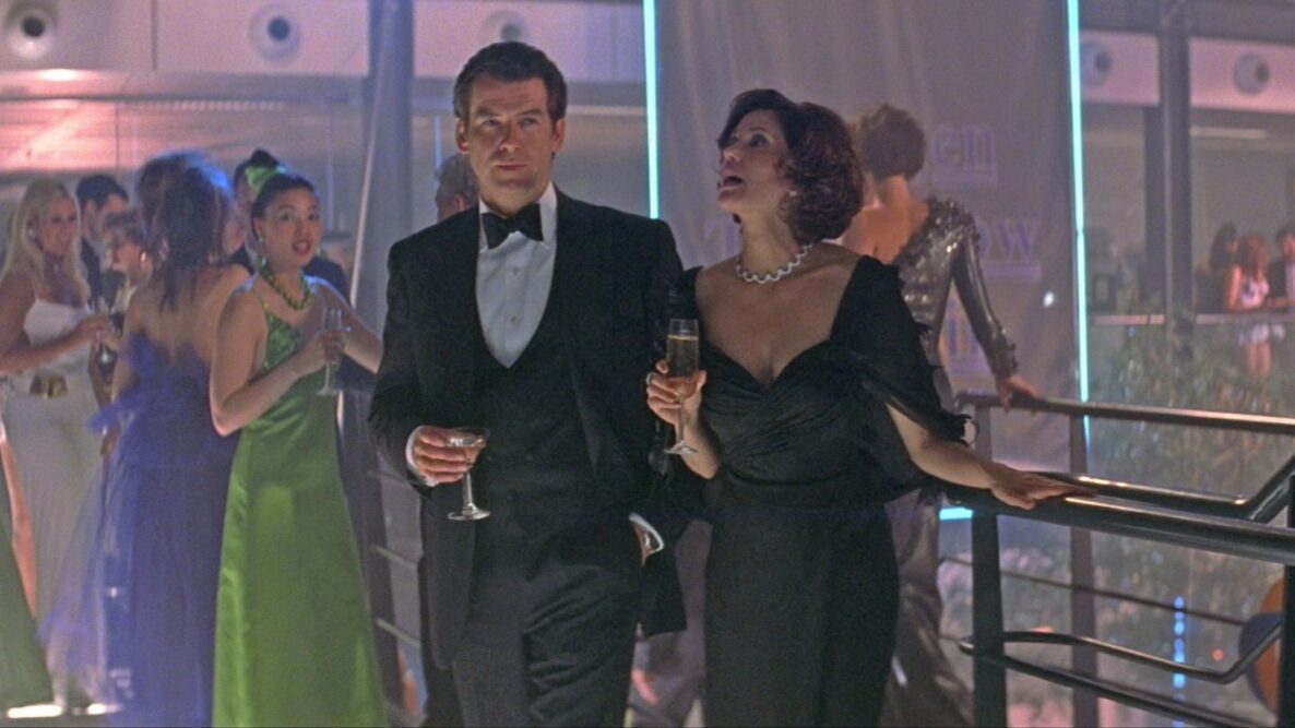 Pierce Brosnan jako James Bond w filmie Tomorrow Never Dies. Zdjęcie pochodzi ze strony www.bondsuits.com