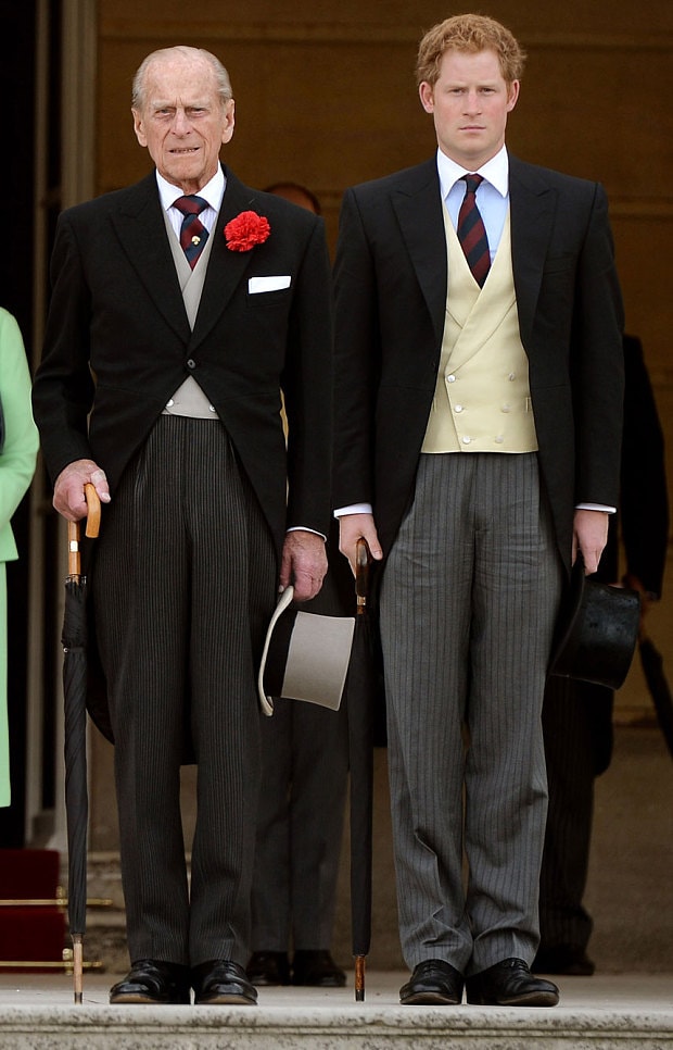 Książę Filip z wnukiem. Jaka wspaniała proporcja w ubraniu męża królowej Elżbiety II! Źródło: www.telegraph.co.uk.