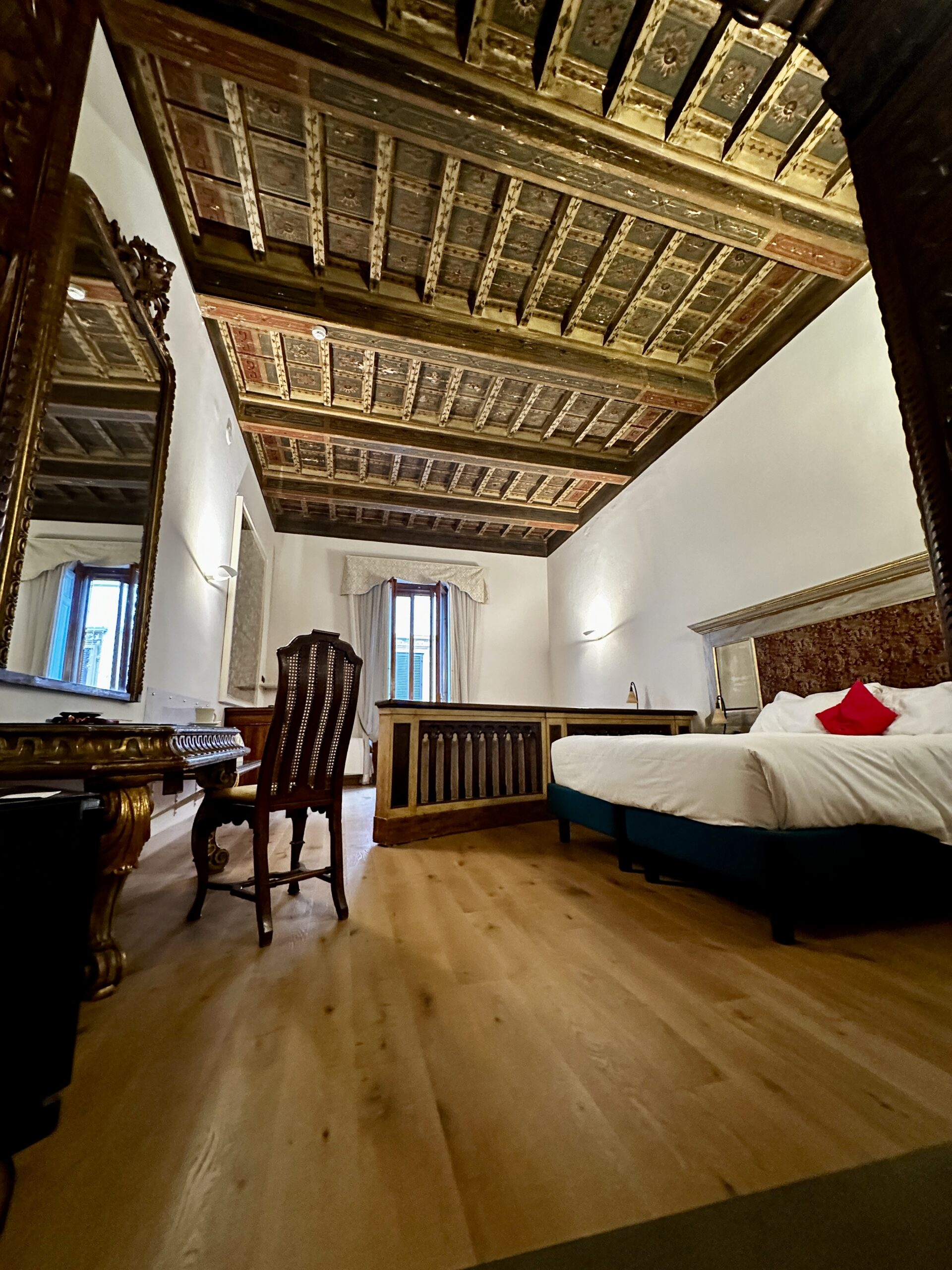 Mój pokój - niespodzianka od hotelu. Nigdy nie spałem pod tak wspaniałym sufitem. W Il Guelfo Bianco zatrzymałem się po raz kolejny i na pewno tam wrócę.
