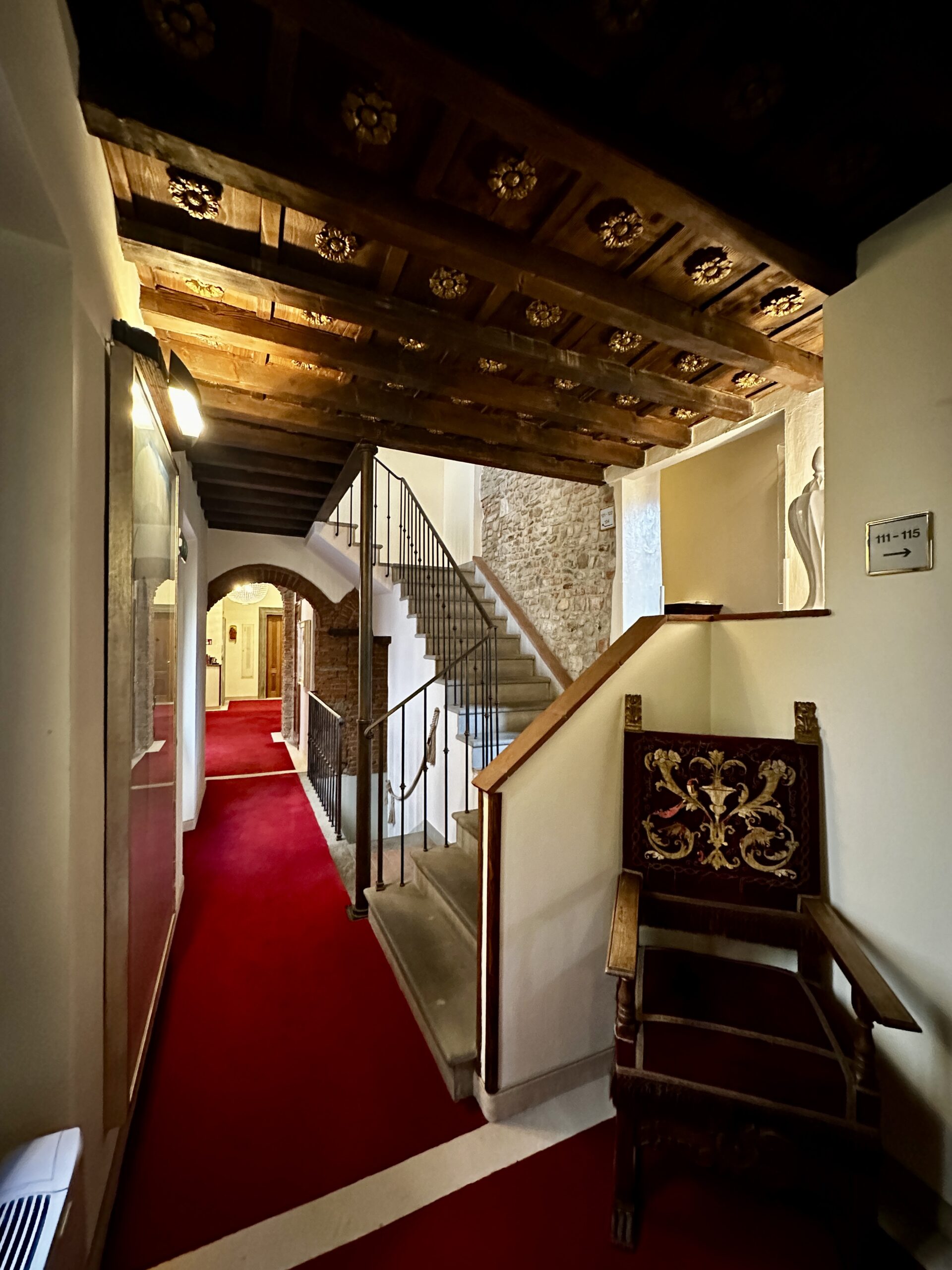 Korytarze hoteliku Il Guelfo Bianco wypełnione są dziełami sztuki, które kolekcjonuje właściciel.