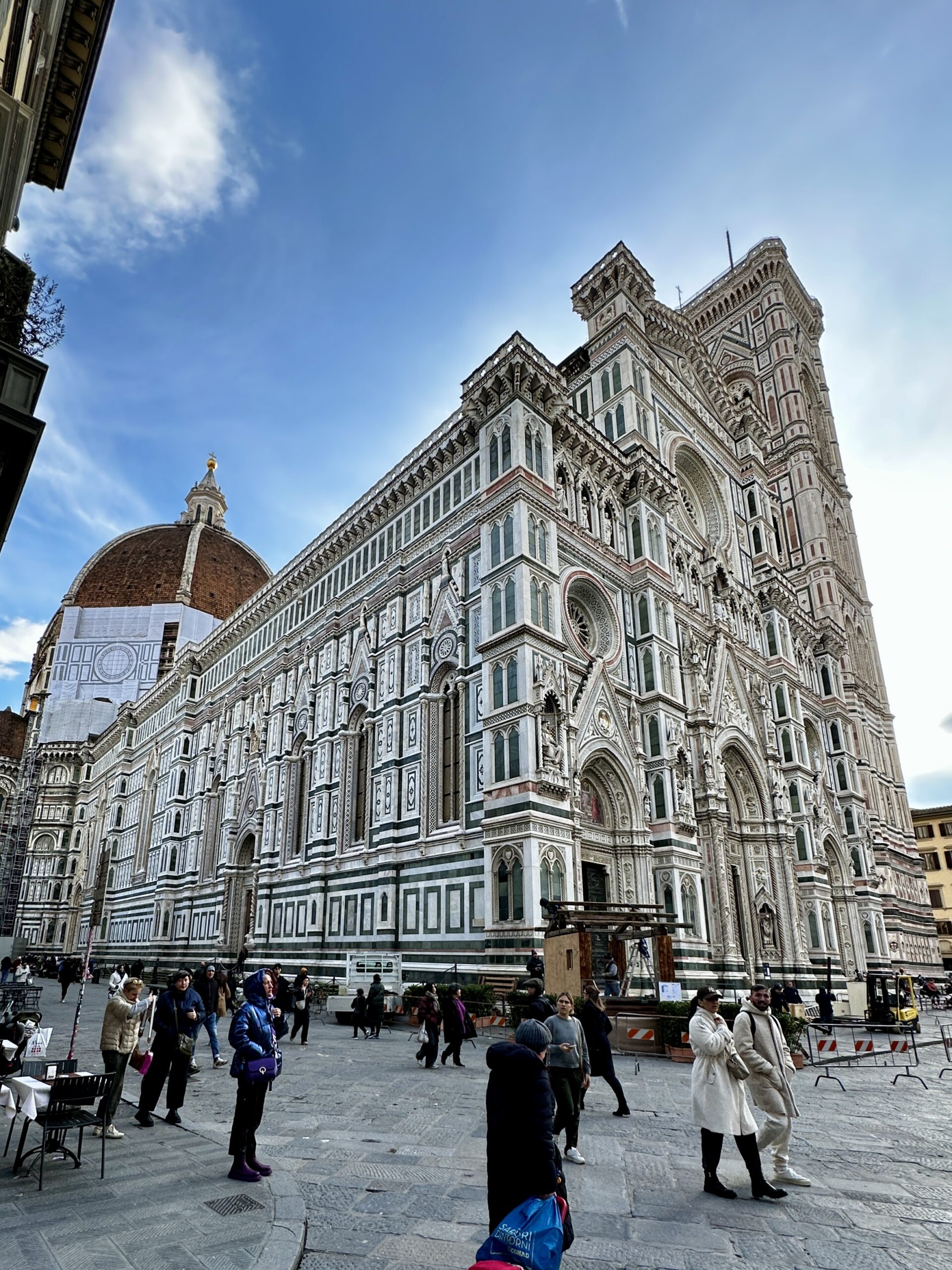 Florencka katedra jest ogromna. "Wygląda jak z jakiejś animacji" - napisała mi moja koleżanka, gdy wysłałem jej parę zdjęć. Można by stać przed nią godzinami i studiować każdy szczegół.