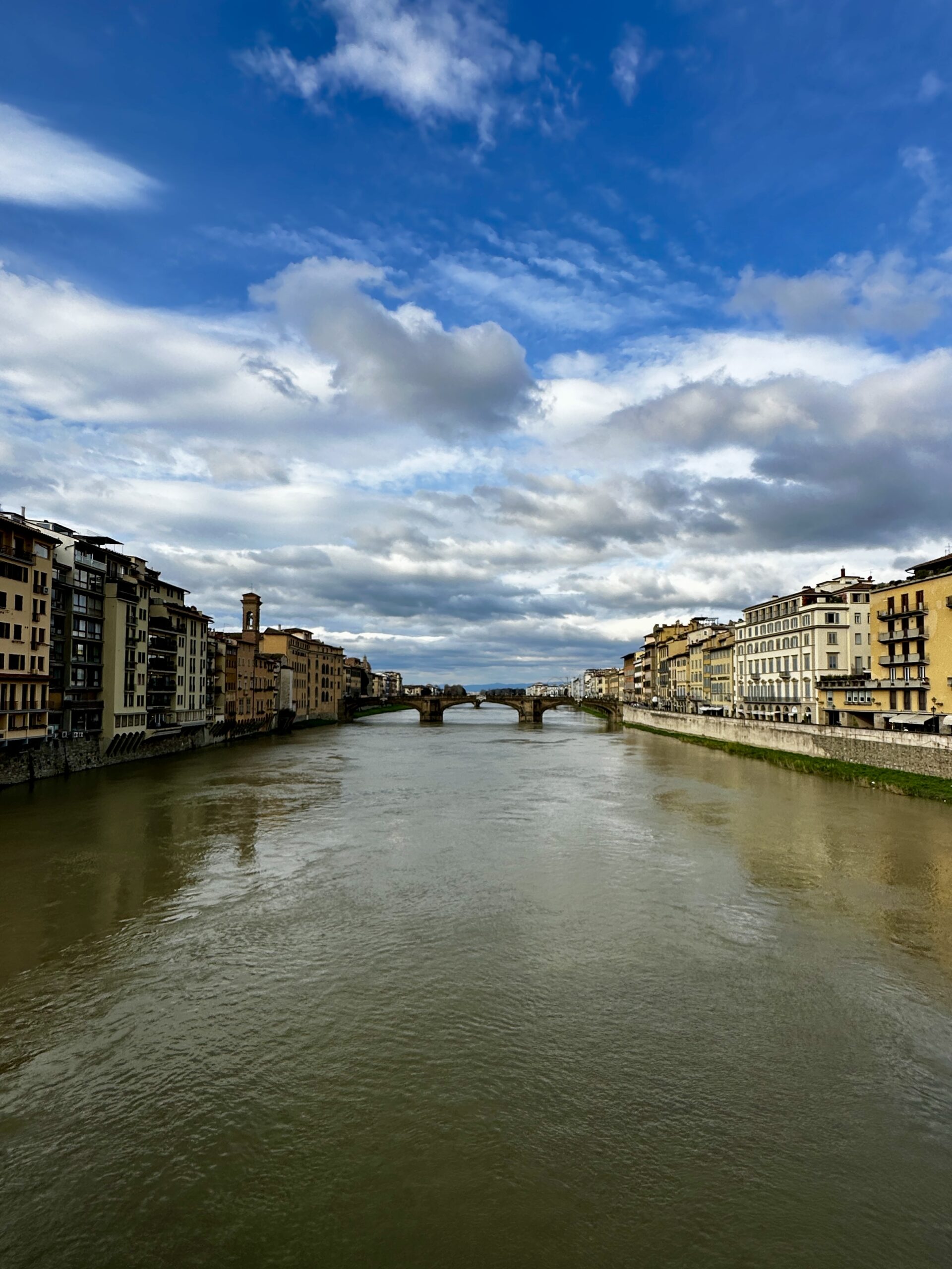 Rzeka Arno. Widok na Ponte Alle Grazie z Ponte Vecchio.